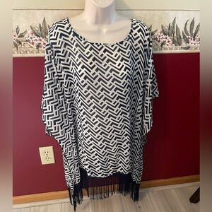 2 Chic Black & White Geometric Fringe Tunic